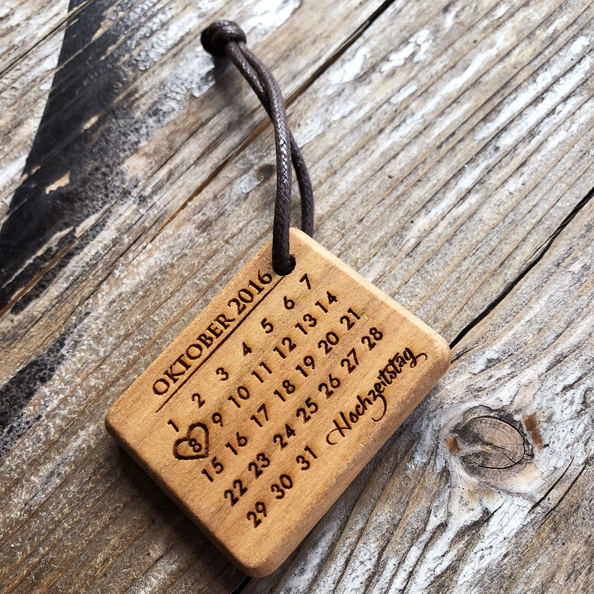 Schlüsselanhänger aus Holz Kalender personalisiert Gravur