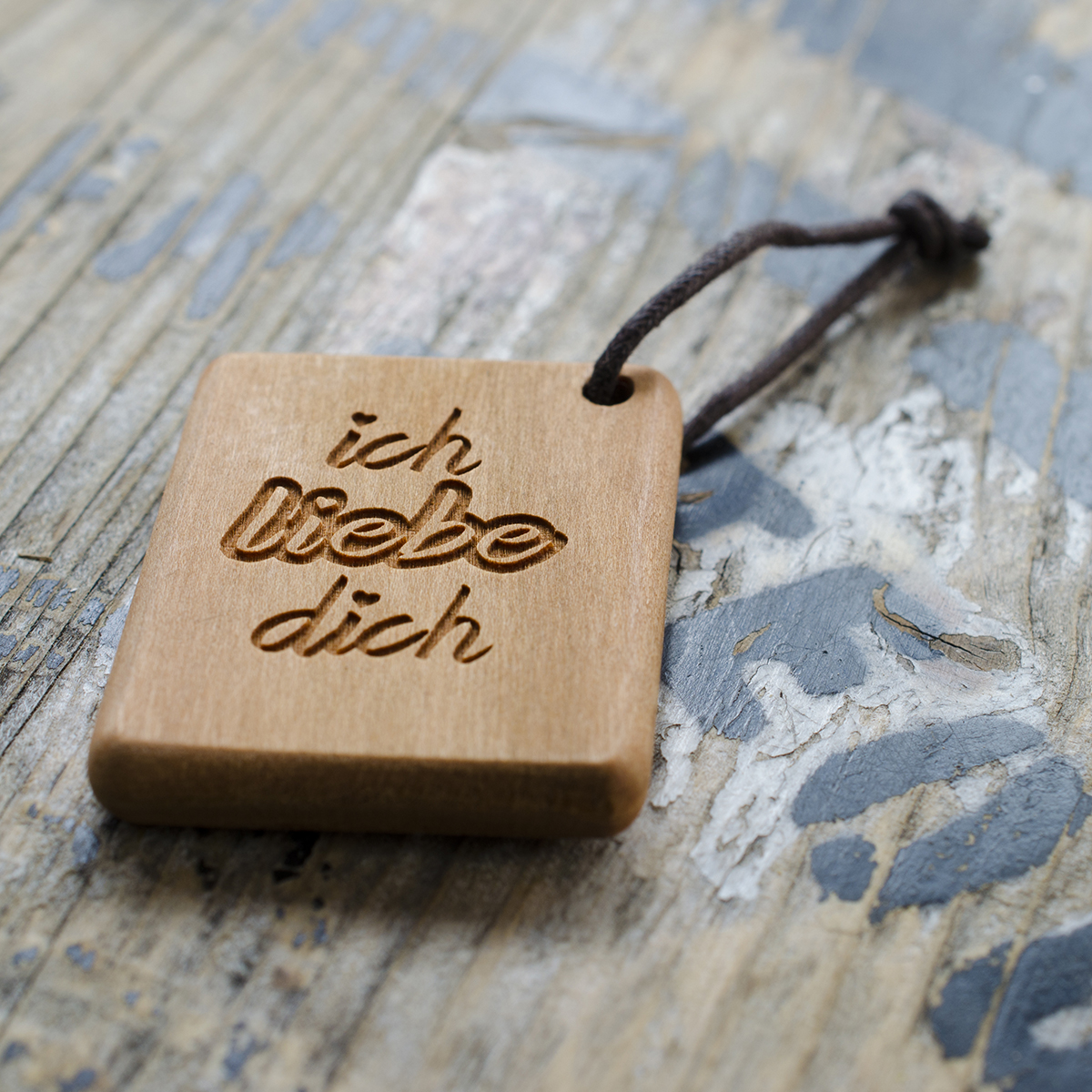 Schlüsselanhänger /"NAME/" mit Wunschgravur aus Holz mit HERZ /& ich liebe dich